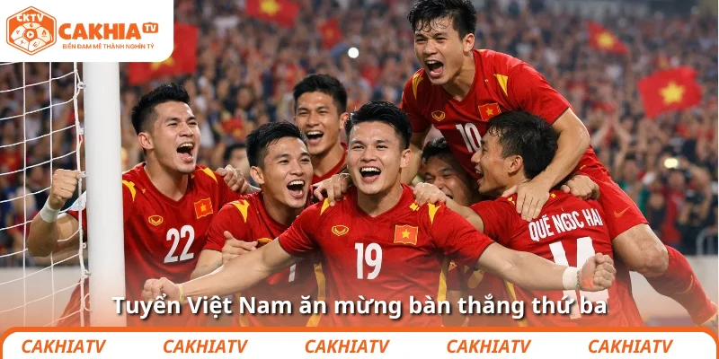 “Sạn nhỏ” trong chiến thắng Việt Nam trước Malaysia 1 Tuyển Việt Nam ăn mừng bàn thắng thứ ba